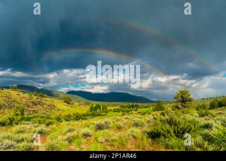 Magnifique arc-en-ciel sur South Steens Mountain Valley, Oregon, États-Unis Banque D'Images