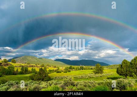 Magnifique arc-en-ciel sur South Steens Mountain Valley, Oregon, États-Unis Banque D'Images