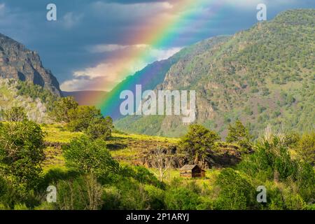 Magnifique arc-en-ciel sur South Steens Mountain Valley, Oregon, États-Unis Banque D'Images