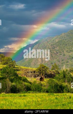 Magnifique arc-en-ciel sur South Steens Mountain Valley, Oregon, États-Unis Banque D'Images