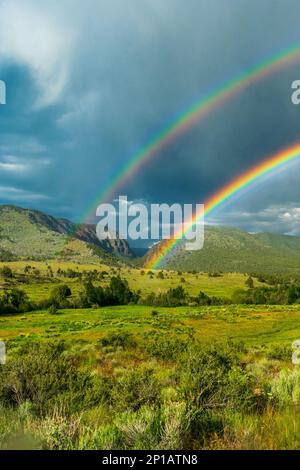 Magnifique arc-en-ciel sur South Steens Mountain Valley, Oregon, États-Unis Banque D'Images