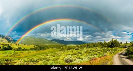 Magnifique arc-en-ciel sur South Steens Mountain Valley, Oregon, États-Unis Banque D'Images