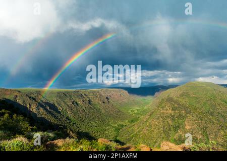 Magnifique arc-en-ciel sur South Steens Mountain Valley, Oregon, États-Unis Banque D'Images