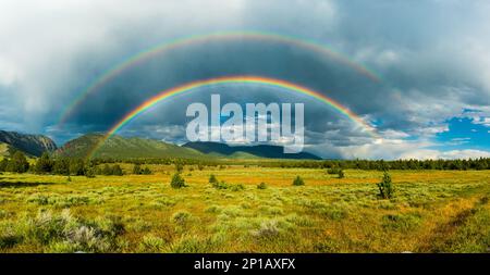 Magnifique arc-en-ciel sur South Steens Mountain Valley, Oregon, États-Unis Banque D'Images