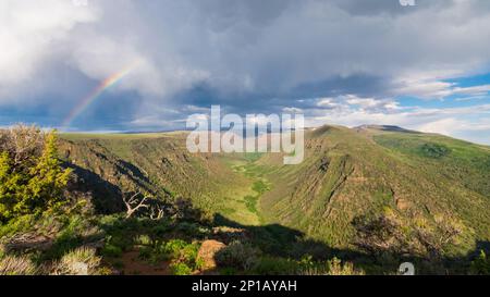 Magnifique arc-en-ciel sur South Steens Mountain Valley, Oregon, États-Unis Banque D'Images