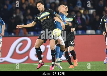 Felipe Anderson de SS Lazio concurrence pour le ballon avec Stanislav Lobotka de SSC Napoli la série Un match entre SSC Napoli vs SS Lazio au stade Diego Armando Maradona Banque D'Images