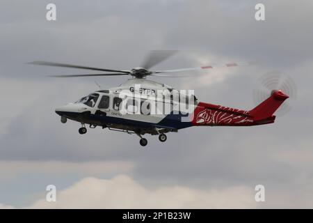 G-ETPP, un hélicoptère AgustaWestland AW139 exploité par QinetiQ/Empire Test Pilots School en partenariat avec le ministère de la Défense du Royaume-Uni, à l'arrivée pour le Royal International Air Tattoo 2022, tenu à la RAF Fairford à Gloucestershire, en Angleterre. Banque D'Images