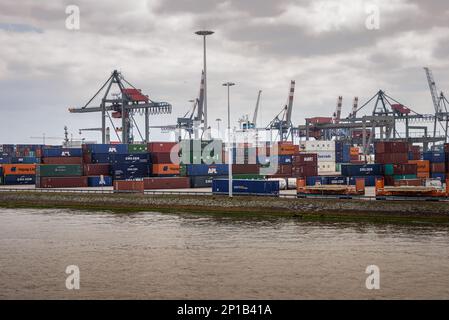 Rotterdam pays-Bas – 31 mai 2019, vue sur le port de Rotterdam avec , grues, entrepôts, conteneurs et navires, à partir d'un bateau de croisière touristique Banque D'Images