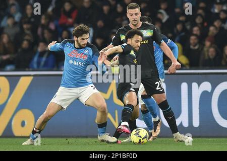 Khvicha Kvaratskhelia de SSC Napoli concurrence pour le ballon avec Marcos Antonio de SS Lazio la série Un match entre SSC Napoli vs SS Lazio au stade Diego Armando Maradona Banque D'Images