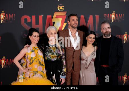 Rome, Italie, 03 mars 2023 - Lucy Liu, Helen Mirren, Zachary Levi, Rachel Zegler, et le réalisateur David Sandberg assistent au tapis rouge pour la première du film 'Hazam - Fury of the Gods' dans le cinéma Moderno à Rome. Crédits: Luigi de Pompeis/Alamy Live News Banque D'Images