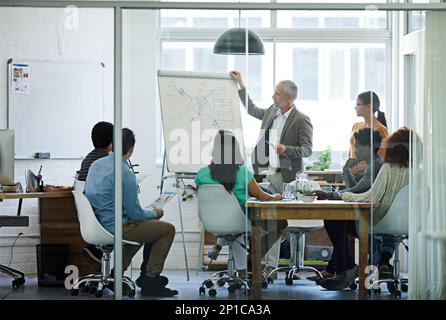 Mettre les politiques de l'entreprise en perspective. Photo d'un groupe de collègues dans une réunion de conseil. Banque D'Images