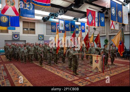 ÉTATS-UNIS Des soldats de l'armée du Commandement du maintien (expéditionnaire) de 451st sont en formation pour une cérémonie de renonciation au commandement le 8 janvier 2023, à la base aérienne McConnell, Kansas. Pendant la cérémonie américaine Armée Brig. Le général Christopher Barra, commandant sortant du Commandement du soutien de 451st (Expoditionary), a abandonné le commandement aux États-Unis Major général de l'armée David Ling, commandant général du Commandement du soutien du Théâtre de 79th. Banque D'Images