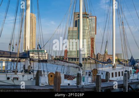 ROTTERDAM, PAYS-BAS - 26 AOÛT 2013 : vue sur le Veerhaven, l'un des nombreux ports de Rotterdam, pays-Bas Banque D'Images