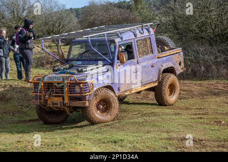 Février 2023 - Land Rover Defender 110 participe à un essai hors route de l'ADWC à Chewton Mendip, dans le Somerset, au Royaume-Uni. Banque D'Images