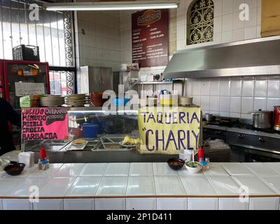 Taquiera Charley café à l'intérieur du marché municipal dans le quartier commerçant d'Hermosillo, au Mexique Banque D'Images