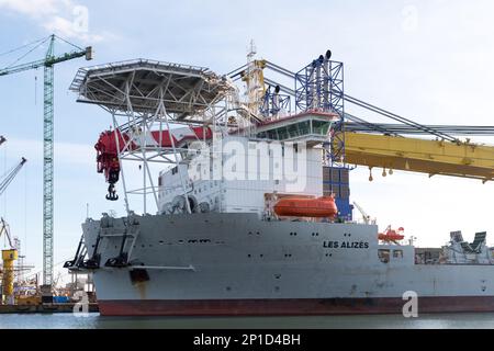 Gdansk, Pologne. 3 mars 2023. Chantier naval de Remontowa à Gdansk. Grue d'installation offshore le navire les Alizes, propriété du Groupe belge Jan de Nul, est équipé d'une grue d'une capacité de levage de 5 000 tonnes. Navire est capable d'installer des fondations et des turbines de la nouvelle génération atteignant plus de 270m haut, avec des pales jusqu'à 120m de long et assis sur des fondations jusqu'à 2 500 tonnes © Wojciech Strozyk / Alamy Live News Banque D'Images