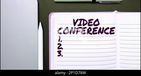 Affiche la vidéo conférence. Les personnes qui se trouvent dans des lieux distants ont des réunions en face à face Banque D'Images