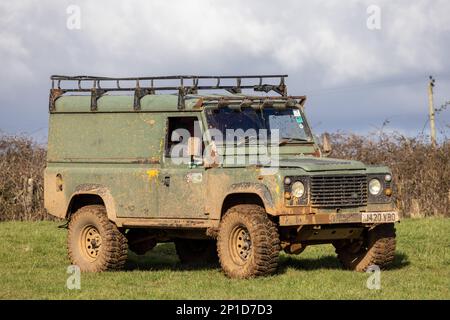 Février 2023 - l'ex-militaire Land Rover Defender 110 participe à un essai hors route de l'ADWC à Chewton Mendip dans le Somerset, au Royaume-Uni. Banque D'Images