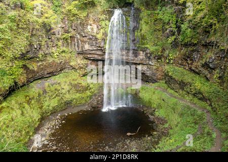 Vue aérienne d'une belle cascade dans les Brecon Beacons (Henrhyd Falls) Banque D'Images