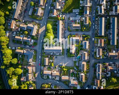 Vue aérienne de haut en bas des rues et maisons résidentielles Banque D'Images