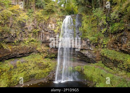 Vue aérienne d'une belle cascade dans les Brecon Beacons (Henrhyd Falls) Banque D'Images