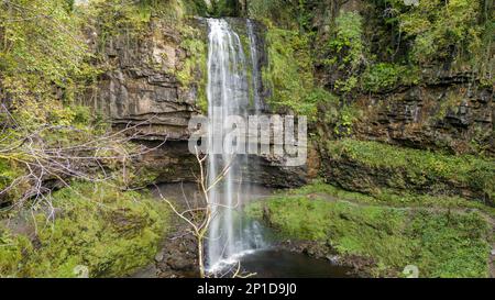 Vue aérienne d'une belle cascade dans les Brecon Beacons (Henrhyd Falls) Banque D'Images