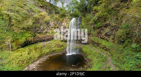 Vue aérienne d'une belle cascade dans les Brecon Beacons (Henrhyd Falls) Banque D'Images