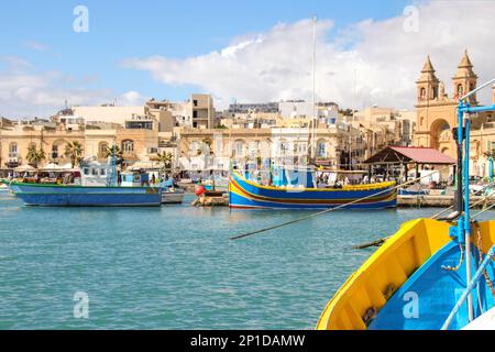 Port de Marsaxlokk à Malte avec bateaux de pêche colorés Banque D'Images