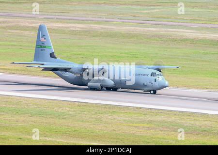 Un Super Hercules C-130J affecté à l'aile de transport aérien 19th, base aérienne de Little Rock, Arkansas, prend un taxi sur la piste de la base aérienne de MacDill, Floride, 2 mars 2023. Sept C-130Js ainsi que des membres de l'équipage ont été évacués en toute sécurité de l'AFB de Little Rock à MacDill pour éviter des tempêtes de supercellules qui auraient un impact sur la base. Les missions d'évacuation sont des mesures de précaution prises pour éviter de graves dommages aux aéronefs et au personnel en cas de conditions météorologiques défavorables. (É.-U. Photo de la Force aérienne par le premier Airman Hiram Martinez) Banque D'Images