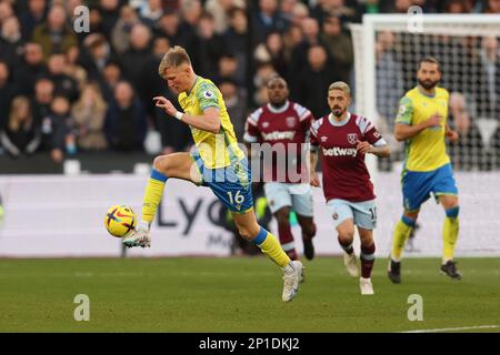 Londres, Royaume-Uni. 26th févr. 2023. Sam Suridge, de la forêt de Nottingham, en action lors du match de la Premier League entre West Ham United et la forêt de Nottingham au stade de Londres, parc olympique Queen Elizabeth, Londres, Angleterre, le 25 février 2023. Photo de Ken Sparks. Utilisation éditoriale uniquement, licence requise pour une utilisation commerciale. Aucune utilisation dans les Paris, les jeux ou les publications d'un seul club/ligue/joueur. Crédit : UK Sports pics Ltd/Alay Live News Banque D'Images