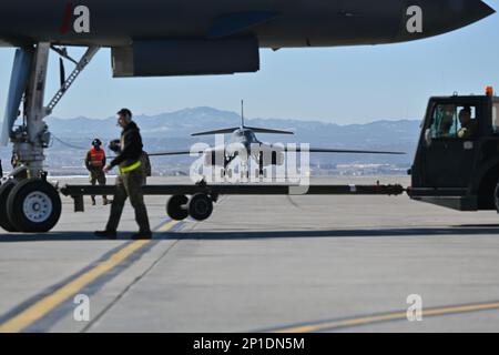 A ÉTATS-UNIS Le danseur de la Force aérienne B-1B, affecté à l'escadron de bombardement expéditionnaire 34th, arrive à la base aérienne d'Ellsworth, Dakota du Sud, après être revenu d'une mission de la Force opérationnelle de bombardement, 2 mars 2023. Les missions du FBT appuient les objectifs de la Stratégie de défense nationale de prévisibilité stratégique et d'imprévisibilité opérationnelle grâce à la rapidité, à la souplesse et à la préparation de nos bombardiers stratégiques. (É.-U. Photo de la Force aérienne par le sergent d'état-major Jake Jacobsen) Banque D'Images