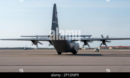 Un avion C-130J Super Hercules affecté à l'aile de transport aérien 19th de la base aérienne de Little Rock, Arkansas, prend des taxis sur la ligne de vol de l'AFB MacDill, Floride, 2 mars 2023. Sept C-130Js ainsi que des membres de l'équipage ont été évacués en toute sécurité de l'AFB de Little Rock à MacDill pour éviter des tempêtes de supercellules qui auraient un impact sur la base. Les missions d'évacuation sont des mesures de précaution prises pour éviter de graves dommages aux aéronefs et au personnel en cas de conditions météorologiques défavorables. (É.-U. Photo de la Force aérienne par Airman classe 1st Zachary Foster) Banque D'Images