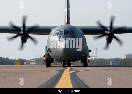 Un avion C-130J Super Hercules affecté à l'aile de transport aérien 19th de la base aérienne de Little Rock, Arkansas, prend des taxis sur la ligne de vol de l'AFB MacDill, Floride, 2 mars 2023. Sept C-130Js ainsi que des membres de l'équipage ont été évacués en toute sécurité de l'AFB de Little Rock à MacDill pour éviter des tempêtes de supercellules qui auraient un impact sur la base. Les missions d'évacuation sont des mesures de précaution prises pour éviter de graves dommages aux aéronefs et au personnel en cas de conditions météorologiques défavorables. (É.-U. Photo de la Force aérienne par Airman classe 1st Zachary Foster) Banque D'Images