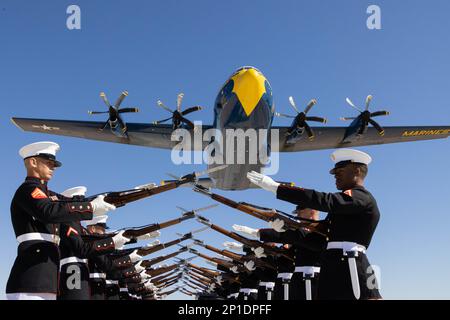 ÉTATS-UNIS Les Marines du peloton Silent Drill, Marine Barracks Washington, exécutent leur séquence de « broyeur de viande » lors du survol du Blue Angels « Fat Albert » C-130J Super Hercules à la Marine corps Air Station (MCAS) Yuma, Arizona, le 28 février 2023. Le peloton Silent Drill et l'équipage Blue Angels ont tenu une séance photo sur la piste de Yuma du MCAS. (É.-U. Photo du corps marin par lance Cpl. Jade Venegas) Banque D'Images