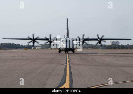 Un avion C-130J Super Hercules affecté à l'aile de transport aérien 19th de la base aérienne de Little Rock, Arkansas, prend des taxis sur la ligne de vol de l'AFB MacDill, Floride, 2 mars 2023. Sept C-130Js ainsi que des membres de l'équipage ont été évacués en toute sécurité de l'AFB de Little Rock à MacDill pour éviter des tempêtes de supercellules qui auraient un impact sur la base. Les missions d'évacuation sont des mesures de précaution prises pour éviter de graves dommages aux aéronefs et au personnel en cas de conditions météorologiques défavorables. (É.-U. Photo de la Force aérienne par Airman classe 1st Zachary Foster) Banque D'Images