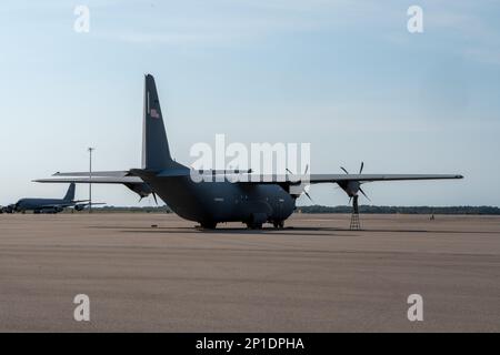 L'équipage affecté à l'escadron de maintenance des aéronefs 19th, base aérienne de Little Rock, Arkansas, effectue une inspection post-vol à bord d'un avion C-130J Super Hercules à la base aérienne de MacDill, Floride, 2 mars 2023. Sept C-130Js ainsi que des membres de l'équipage ont été évacués en toute sécurité de l'AFB de Little Rock à MacDill pour éviter des tempêtes de supercellules qui auraient un impact sur la base. Les missions d'évacuation sont des mesures de précaution prises pour éviter de graves dommages aux aéronefs et au personnel en cas de conditions météorologiques défavorables. (É.-U. Photo de la Force aérienne par Airman classe 1st Zachary Foster) Banque D'Images