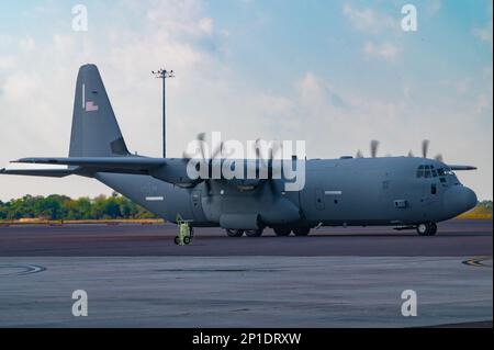 Un avion C-130J Super Hercules affecté à l'escadre de transport aérien 19th, base aérienne de Little Rock, Arkansas, prend un taxi sur la piste de la base aérienne de MacDill, Floride, 2 mars 2023. Sept C-130Js ainsi que des membres de l'équipage ont été évacués en toute sécurité de l'AFB de Little Rock à MacDill pour éviter des tempêtes de supercellules qui auraient un impact sur la base. Les missions d'évacuation sont des mesures de précaution prises pour éviter de graves dommages aux aéronefs et au personnel en cas de conditions météorologiques défavorables. (É.-U. Photo de la Force aérienne par Airman 1st classe Michael Killian) Banque D'Images