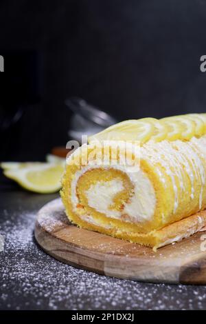 gros plan du gâteau à la vanille et de la crème au beurre de citron à l'intérieur Banque D'Images