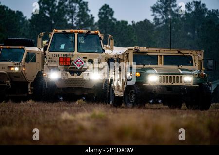 Les fournisseurs affectés à la Brigade de soutien de la Division aéroportée 82nd effectuent un exercice d'entraînement sur le terrain (FTX) à fort Bragg, NC, 2 mars 2023. Le FTX permet d'améliorer la préparation au déploiement des brigades. (É.-U. Photo de l'armée par le SPC Vincent Levelev) Banque D'Images