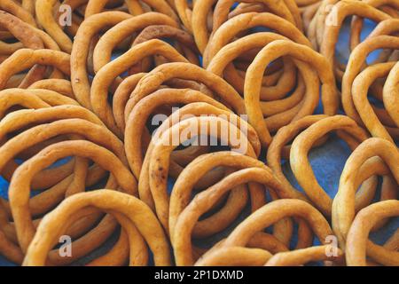 Pâte à grignoter traditionnelle grecque à anneaux de pain de sésame, Koulouri Thessalonikis avec différentes saveurs à vendre dans un kiosque de boulangerie local à Athènes, GRE Banque D'Images