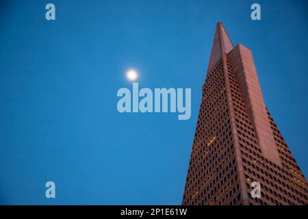 La Pyramide Transamerica était autrefois le plus haut bâtiment de San Francisco et reste l'un des bâtiments les plus emblématiques de la ville. Banque D'Images