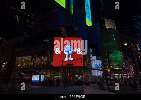 Vue de nuit sur Broadway avec lumières à DEL et bonbons image mm. New York. ÉTATS-UNIS. Banque D'Images