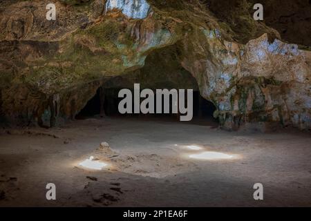 Belle vue de la lumière du soleil par l'ouverture dans le plafond des grottes de Quadirikiri, parc national d'Arikok, Aruba. Banque D'Images