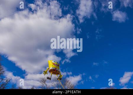 Belle vue de la figurine pliable ballon de fête pour enfant se développant dans le vent sur ciel bleu. Suède. Banque D'Images