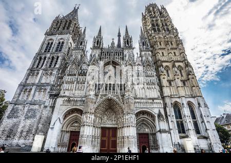 Façade ouest et portail de la cathédrale de Rouen avec tour Saint-Romain et tour du beurre, construit et reconstruit sur une période de plus de huit cents ans, h Banque D'Images