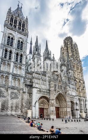 Façade ouest et portail de la cathédrale de Rouen avec tour Saint-Romain et tour du beurre, construit et reconstruit sur une période de plus de huit cents ans, h Banque D'Images
