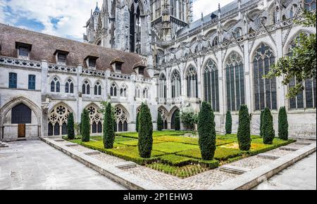 jardin du cloître, aujourd’hui connu sous le nom de Cour d’Albane, sur le côté nord de la Cathédrale de Rouen, Rouen, Normandie, France Banque D'Images