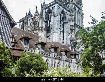 jardin du cloître, aujourd’hui connu sous le nom de Cour d’Albane, sur le côté nord de la Cathédrale de Rouen, Rouen, Normandie, France Banque D'Images