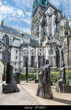 Groupe de sculptures intitulé 'anse le ténébrs' ( dans l'obscurité) par le sculpteur Christan Lapie à la cathédrale de Rouen, Normandie, France Banque D'Images