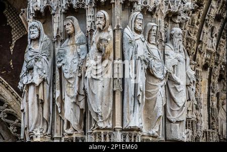 Statues d'apôtres sur le front ouest du contrefort nord de la cathédrale de Rouen, Rouen, Normandie, France Banque D'Images